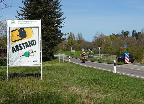 An der B 12 bei Niederhaus im Landkreis Lindau wurde von der Kreisverkehrswacht ein großes Plakat zum Seitenabstand beim Überholen aufgestellt.versicherung Bayern sowie vom Landesinnenministerium und Bu