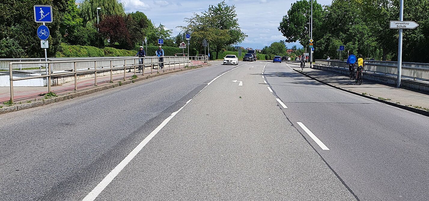 Die Zeppelinstraße in Fischbach ist seit der Freigabe der B 31 neu überdimensioniert, die Mittelstreifen und Abbiegespuren werden nicht mehr benötigt. Das ADFC-Konzept von 2020 enthält für solche überbreiten Fahrbahnen Vorschläge für Radfahrstreif