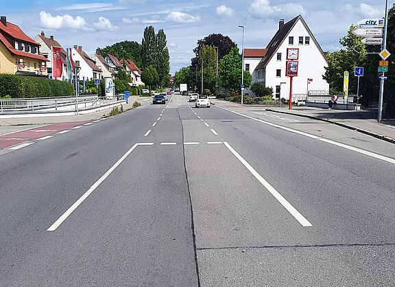Auf der Zeppelinstraße in Fischbach fließt seit 2021 kein Durchgangsverkehr mehr, seither ist die Straße leider unverändert. Die Abbiegespuren werden nicht mehr benötigt, deshalb ist die Straße unnötig breit.